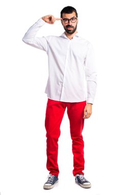 Deli jest yapma gözlüklü yakışıklı adam