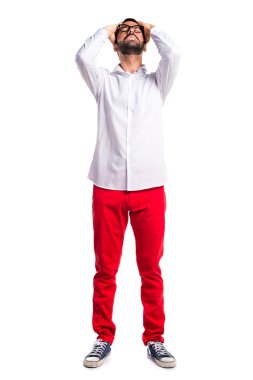 Gözlüklü sinirli yakışıklı adam