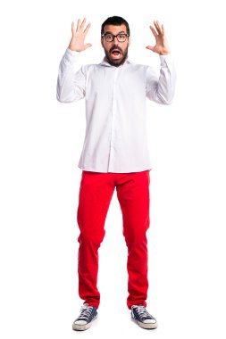 Gözlüklü sinirli yakışıklı adam