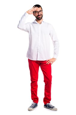 Gözlüklü selamlayan yakışıklı adam