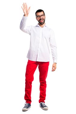 Gözlüklü selamlayan yakışıklı adam