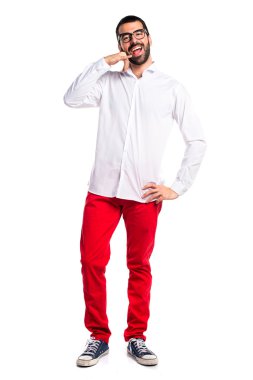 Telefon jest yapma gözlüklü yakışıklı adam