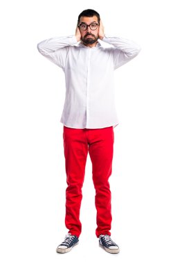 Kulakları kapsayan gözlüklü yakışıklı adam