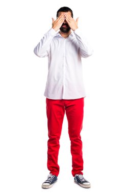 Gözlerini kapsayan gözlüklü yakışıklı adam