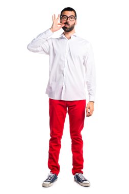 Sessizlik jest yapma gözlüklü yakışıklı adam