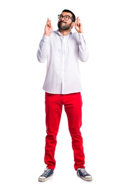 Geçiş parmaklarıyla gözlüklü yakışıklı adam