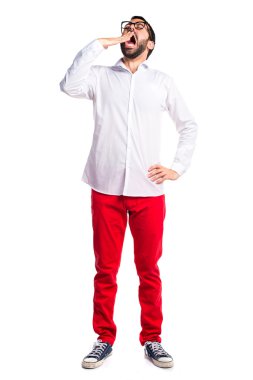 Esneme gözlüklü yakışıklı adam