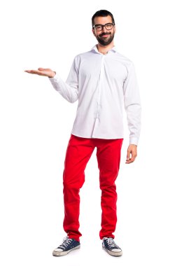 Gözlüklü bir şey tutan yakışıklı adam