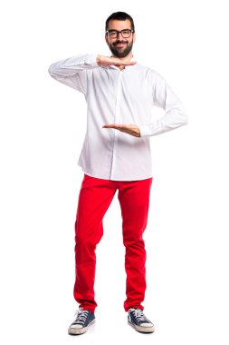 Gözlüklü bir şey tutan yakışıklı adam