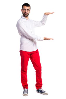 Gözlüklü bir şey tutan yakışıklı adam