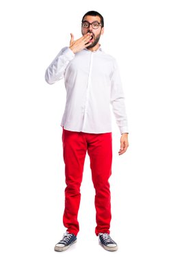 Yakışıklı adam gözlüklü sürpriz jest yapıyor