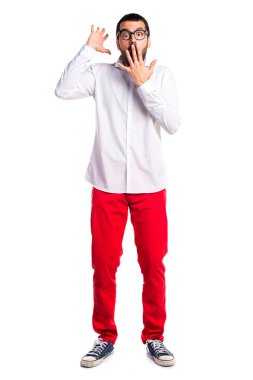 Yakışıklı adam gözlüklü sürpriz jest yapıyor