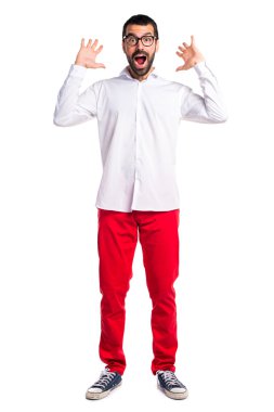 Yakışıklı adam gözlüklü sürpriz jest yapıyor