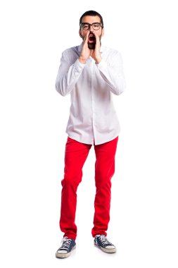 Bağırarak gözlüklü yakışıklı adam