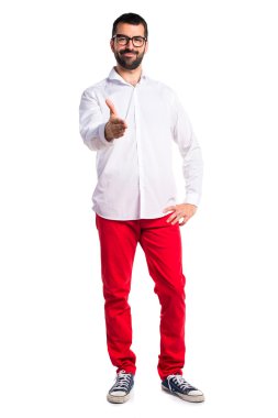 Gözlüklü bir anlaşma yapmadan yakışıklı adam