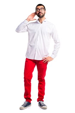 Gözlüklü bir şey dinlerken yakışıklı adam