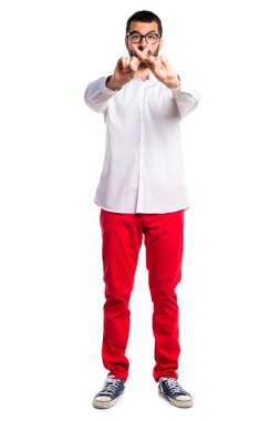 Hiçbir hareketi yapıyor gözlüklü yakışıklı adam