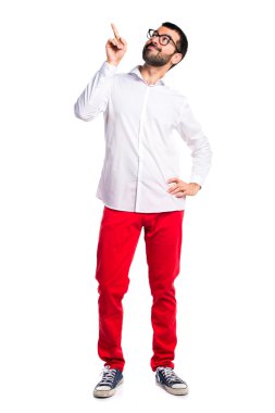 Yukarı dönük gözlüğü olan yakışıklı adam