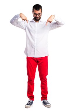 Aşağı dönük gözlüğü olan yakışıklı adam