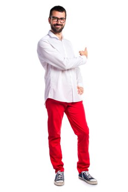 Geri işaret gözlüklü yakışıklı adam