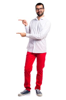 Lateral için işaret gözlüklü yakışıklı adam