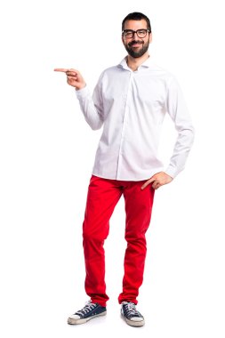 Lateral için işaret gözlüklü yakışıklı adam