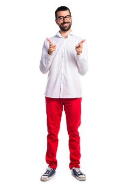 Lateral için işaret gözlüklü yakışıklı adam