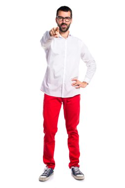 Lateral için işaret gözlüklü yakışıklı adam