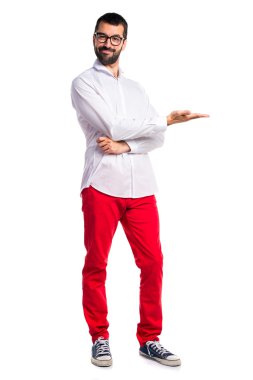 Gözlüklü bir şey sunmak yakışıklı adam