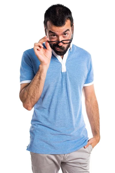 Homem com camisa azul mostrando algo — Fotografia de Stock