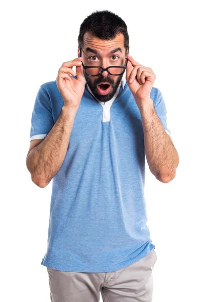 Uomo con camicia blu facendo gesto sorpreso — Foto Stock