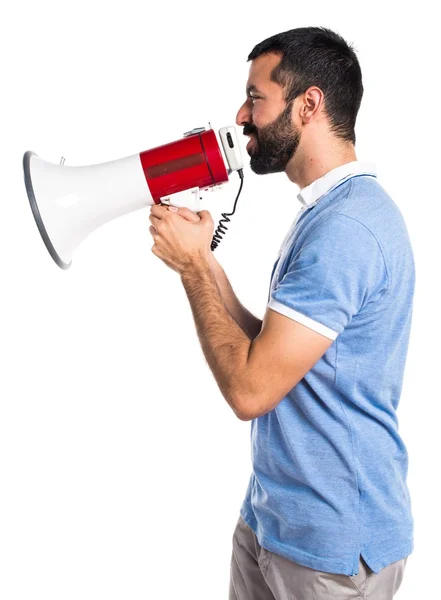 Man met blauwe shirt schreeuwen door megafoon — Stockfoto