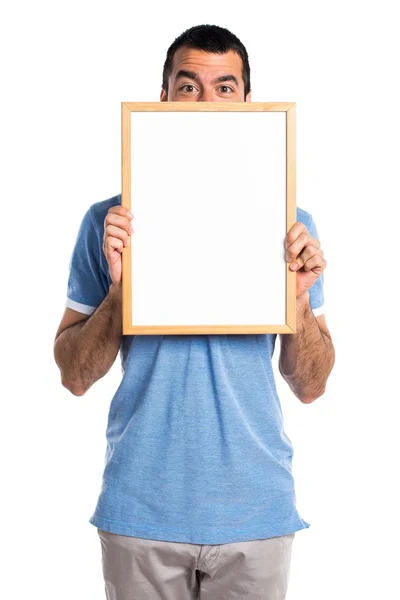 Homem com camisa azul segurando um cartaz vazio — Fotografia de Stock