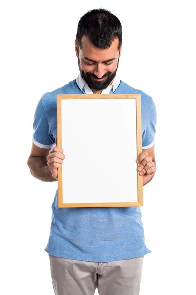 Homem com camisa azul segurando um cartaz vazio — Fotografia de Stock