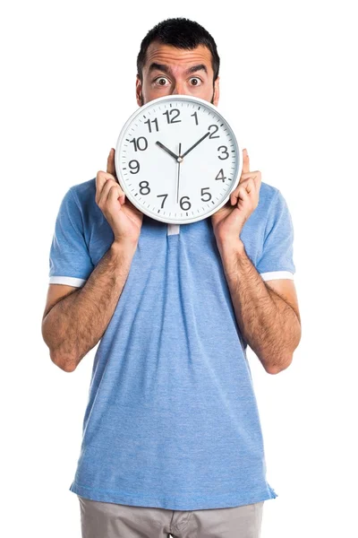 Hombre con camisa azul sosteniendo reloj —  Fotos de Stock