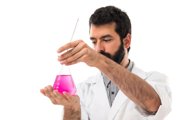 테스트 튜브와 과학자 남자 — 스톡 사진