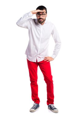 Gözlüklü bir şey gösterilen yakışıklı adam