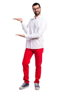 Gözlüklü bir şey sunmak yakışıklı adam