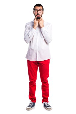 Üzgün yakışıklı adam gözlüklü