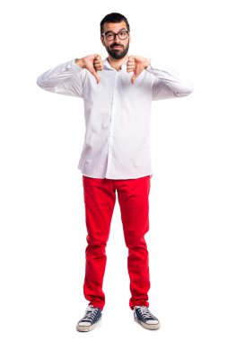 Kötü sinyal yapıyor gözlüklü yakışıklı adam