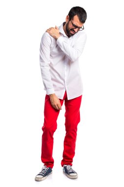 Omuz ağrısı ile gözlüklü yakışıklı adam