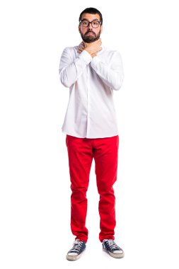 Kendini boğulma gözlüklü yakışıklı adam