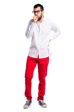 Gözlüklü öksürük çok yakışıklı adam