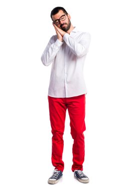 Uyku jest yapıyor gözlüklü yakışıklı adam