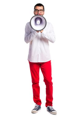 Gözlüklü megafon tarafından bağırarak yakışıklı adam