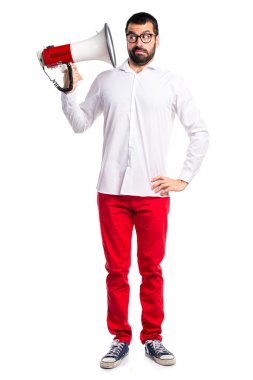 Gözlüklü megafon tarafından deli yakışıklı adam