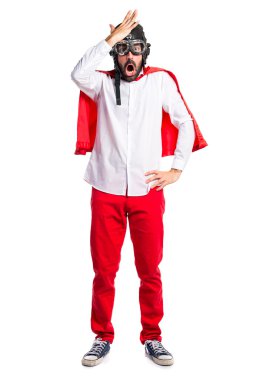 Sürpriz bir jest yapan çılgın süper kahraman erkek