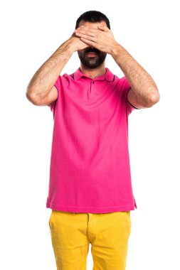 Adam yüzünü kaplayan renkli giysileri ile