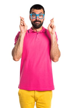 Adam parmaklarıyla geçiş renkli giysileri ile