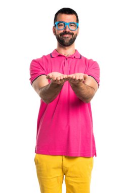 Adam bir şey tutan renkli giysileri ile